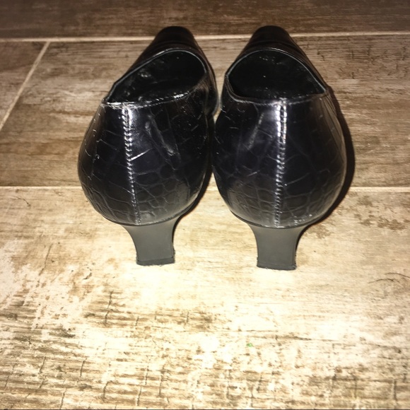 Ferragamo Black Croc Embossed Kitten Heels Sz 7.5B - Picture 7 of 8